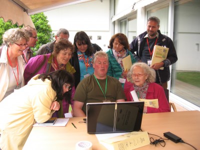 Charlie Askew (UK) demonstrating his "Virtual Cow"