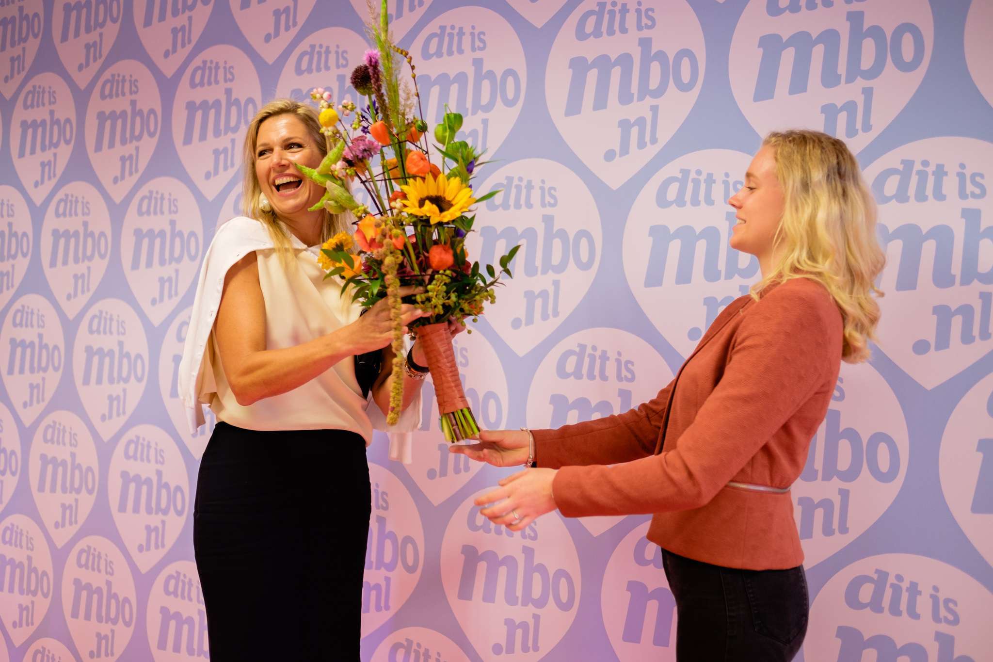 4 Opening Mbo 2021 2022 Lowres 130 20210903 130040 8463 Floristry Student Hands Out Bouquet To Queen Maxima