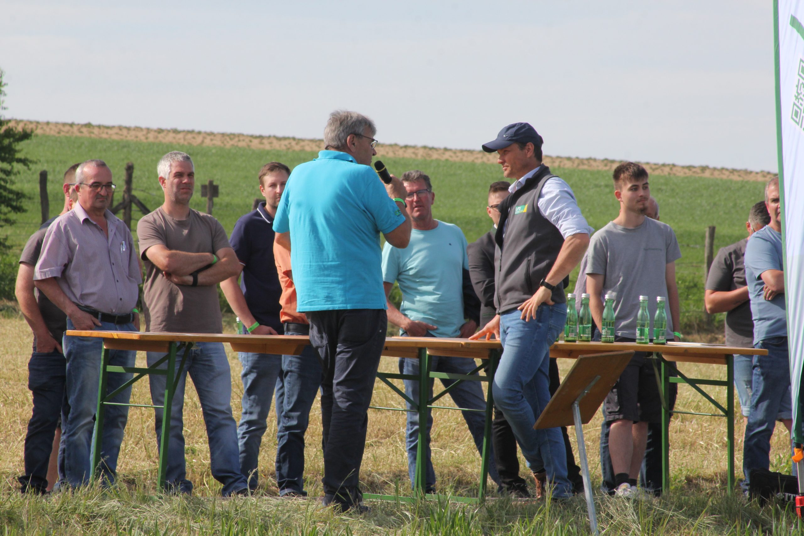 Betriebsführer franz ecker und di harald summerer geben spannende einblicke in das versuchswesen der lfs hollabrunn. (1)
