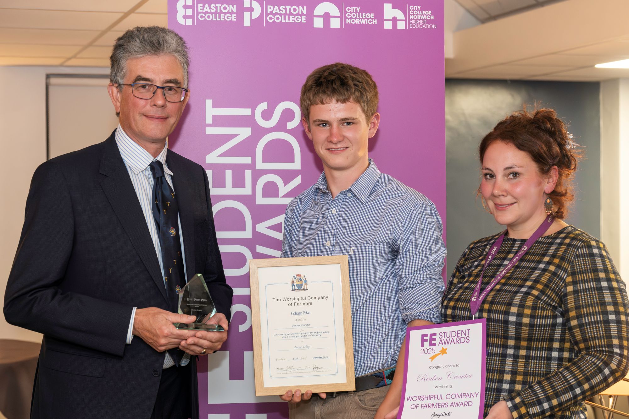 Reuben crowter being presented with the worshipful company of farmers award resized