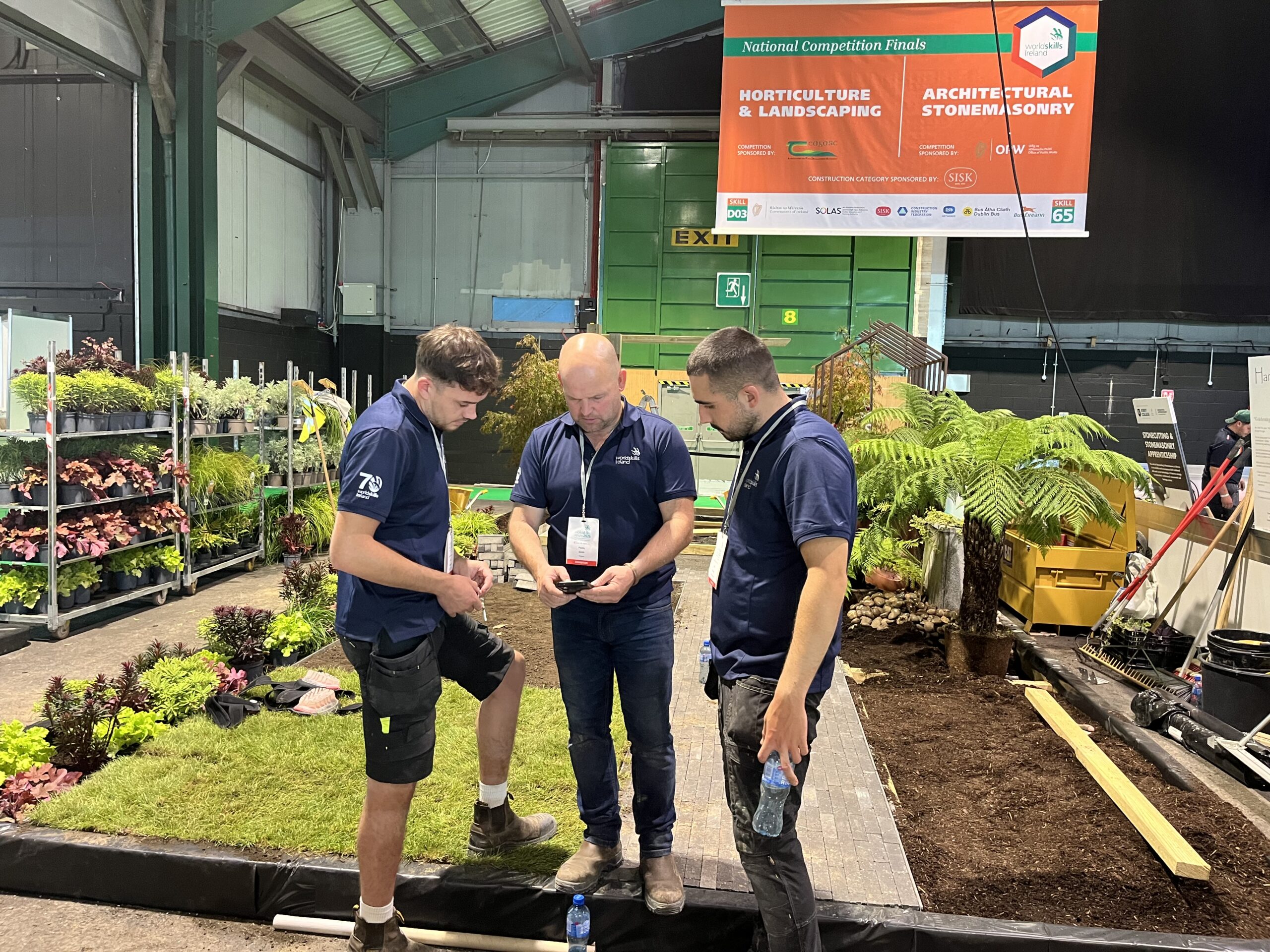 Photo 1 Teagasc Horticulture Apprentices with teacher Paddy Smith centre